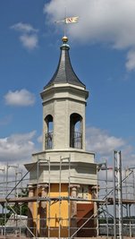Vor reichlich zwei Monaten abgenommen, nun wieder obenauf: die Wetterfahne und die Kugel auf dem Turm.