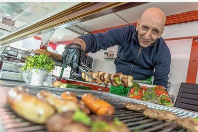 Detelin Kostov brät Schaschlik, Steak und Roster. 