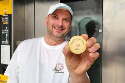 Andy Seydel aus der Kekselmacherei hat die Plätzchen mit dem Erzgebirgswort gebacken.