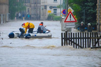 Schlauchbooteinsatz beim Hochwasser 2013 auf der Netzschkauer Straße in Mylau. Hüfthoch hoch stand das Wasser.