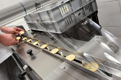 Noch schnell durch die Verpackungsmaschine, dann gehen die Kekse zur Veranstaltung nach Thum.
