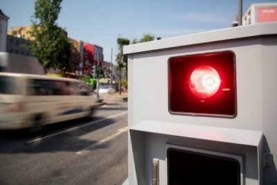 Ein rotes Blitzlicht, schon ist es passiert. Was kommt danach auf Autofahrer zu? (Archiv)