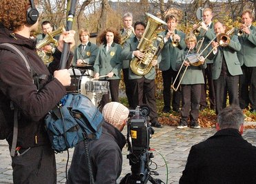 
              <p class="artikelinhalt">Auch die Stadtkapelle Oelsnitz bringt Eberhard Hertel zum 70. Geburtstag ein Ständchen. Die Dreharbeiten dazu fanden in Oelsnitz mit Regisseur Axel Müller-Hönow, Kameramann Ronald König und Tonmeister Christian Carl statt.</p>
            