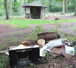 Der jüngste Vorfall: Am Zimmermannsweg im Rochlitzer Bergwald haben Umweltsünder diesen Müllhaufen hinterlassen.