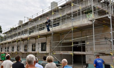 Die neue Sporthalle am Albert-Schweitzer-Gymnasium soll Anfang 2023 übergeben werden. Am Donnerstag war Richtfest. 