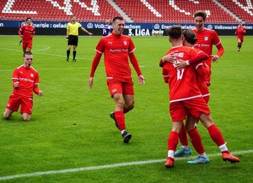 Die U-19-Spieler des FSV Zwickau bejubeln den Treffer zum zwischenzeitlichen 3:0, mit dem die Vorentscheidung gefallen war. 