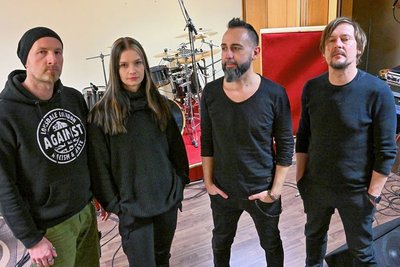 Josch, der seinen Nachnamen nicht nennen will, Franziska Fritsch, Dirk Mehnert und Sven Heinrich (von links) sind die Band CNVX. Die Abkürzung wird "Convex" ausgesprochen. Geprobt wird in einem ehemaligen Tonstudio auf dem Kaßberg. 
