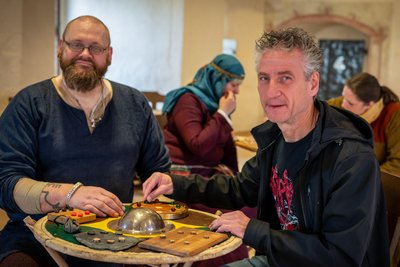 Toni Kästner (l.) und Ingolf Rosendahl spielen eine Partie Römische Mühle.