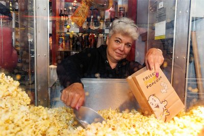 Katrin Klatt versorgt die Kinobesucher nicht nur mit Tickets für ihren jeweiligen Lieblingsfilm, sondern auch mit allerlei leckeren Sachen – allen voran natürlich Popcorn.