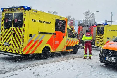 Stets einsatzbereit im Vogtland: Am 12. Februar gegen 3 Uhr eilte der Rettungsdienst nach Straßberg.