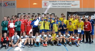 Die teilnehmenden B-Jugend-Teams vor dem Start am Samstag in der Einheit-Arena.