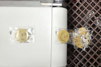 Fertig eingeschweißt fallen sie in die Transportkiste.