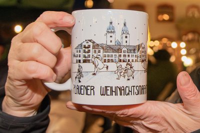 Welches Weihnachtstassen-Motiv folgt 2026? Das Foto zeigt das diesjährige Weihnachtstipfl.