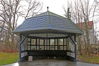 Der Pavillon im Stadtpark Werdau erhält einen neuen Anstrich, der abwaschbar ist.