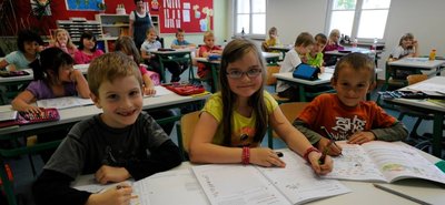 Brian Rudolf, Maxime Gebhard und Tino Winter aus der Klasse 2 a der Weinhold-Grundschule Reichenbach mit den Arbeitsheften für Sachkunde, Deutsch und Mathematik. Die Stadt stellt diese Hefte in diesem Schuljahr erstmals kostenlos für die Mädchen und Jungen bereit.