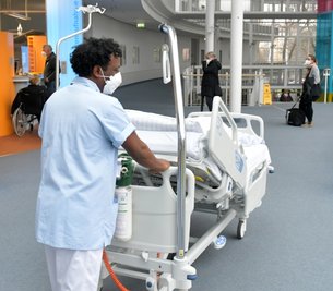 Mit Maske und auf Abstand in den Normalbetrieb: Auch im Kreiskrankenhaus Freiberg hat sich die Lage entspannt, trotzdem sind Besuche dort nur in Ausnahmefällen möglich. 