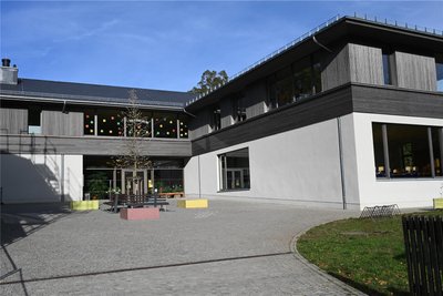 Die Grundschule Gornsdorf: Laut Burkhardtsdorfs Bürgermeister Jörg Spiller seien die Räume dort vergleichsweise klein, vor allem für die zeitgleiche Unterrichtung von zweizügigen Klassenstufen, welche teils bis zum Jahr 2029 mit den Meinersdorfer Kindern entstehen würden.