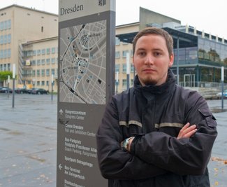  Zehn Jahre lang hat Silvio Lang (31) Besuchergruppen durch den Landtag geführt - bis eine AfD-Strafanzeige den jungen Linken den Job kostete. 