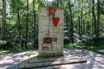Das sogenannte Ehrenmal für die Opfer des Faschismus in Bad Schlema ist großflächlig mit roter Lackfarbe beschmiert worden.