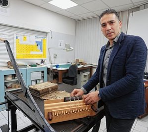 Mit dieser Buchpresse "heilt" Restaurator Basher Abd el Kader den Ledereinband einer Bibel aus dem 16. Jahrhundert aus dem Bestand der Ratsschulbibliothek. 