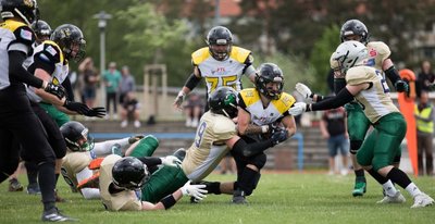 Runningback Rick Hilgenberg (M.), hier gegen Erzgebirge Miners, will auch gegen die Salzland Racoons wieder viele Yards erlaufen. 