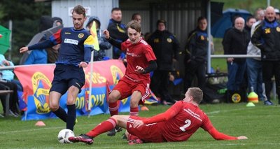 Chancenlos waren die Lunzenauer Fußballer, hier mit Ludwig Nitsche (l.) gegen den SSV Königshain-Wiederau. Dessen Spieler Jakob Geisler und Dominik Weber (r.) bauten die Tabellenführung aus. 