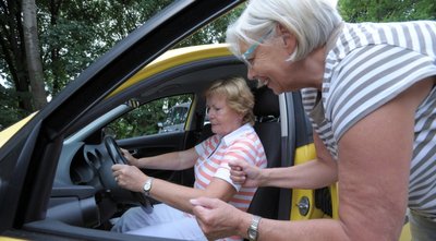 Beim Kurs zur Auffrischung von Fahrkünsten zeigte Fahrlehrerin Monika Spranger (rechts) Teilnehmerin Marion Seim kleine Kniffe und Tricks, damit sie den Wagen besser beherrschen kann. Gutes und sicheres Fahren beginnt dabei mit der richtigen Einstellung von Sitz und Spiegeln.