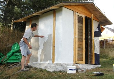 Fast fertig: Dach und Türrahmen sind aus Holz. Das Haus ruht auf einem Fundament aus Beton und wurde mit einem wasserfesten Anstrich versehen.