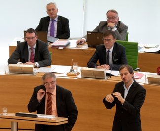  Dem Linken Klaus Bartl (65, vorn links) muss CDU-Mann Matthias Rößler (60/Mitte) seit 25 Jahren zuhören - da hilft auch kein Gebärdendolmetscher. 