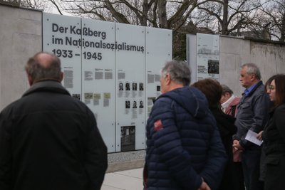Am Gedenkort an der Kaßbergstraße, hier zu sehen im März, erinnert eine Tafel an die sieben Männer, die im Hutholz erschossen wurden. Erst im Frühjahr 2017 wurde er fertiggestellt, nun haben Unbekannte Teile des Gedenkortes erheblich beschädigt.