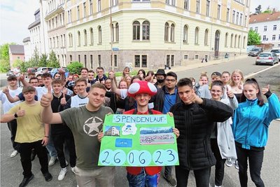 Schüler des BSZ - vorn Florian Uda, Niklas Bondzio und Felix Strecker (v. l.) - organisieren den Spendenlauf.