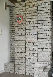 Baustofflager: Zweieinhalb Jahre dauerte die Herstellung der Ziegel.