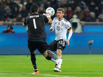 Italiens Keeper Gianluigi Buffon kommt vor Thomas Müller an den Ball.