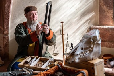 17 Handwerker zeigen auf dem Schloss, wie die Leute vor 1000 Jahren gelebt und gearbeitet haben.