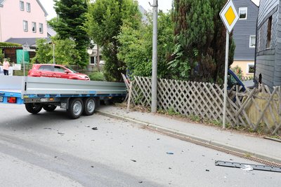Der Transporter durchbrach einen Zaun.