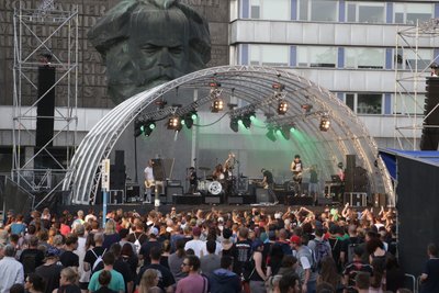Etwa 700 Fans waren beim Konzert vor dem Karl-Marx Kopf.