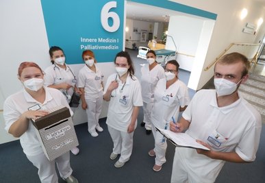Zwei Wochen lang führten Pflege-Azubis des zweiten und dritten Lehrjahres unter Leitung von Tobias Müller (rechts) die Palliativstation des Kreiskrankenhauses Freiberg. 