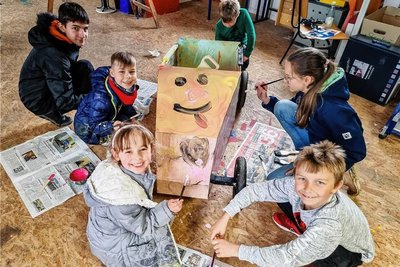Ferienzeit heißt im Freizeitzentrum Mittweida, dass wie hier 2022 wieder zusammen gebastelt wird. 