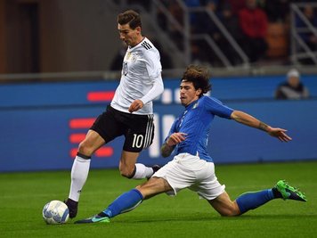 Leon Goretzka (l) im Duell mit Alessio Romagnoli.
