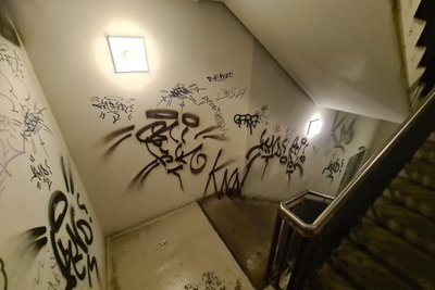 Beschmierte Wände, es müffelt streng: Treppenhaus in einem der größten Parkhäuser der Innenstadt.