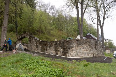 Die Ruine der Gottesackerkapelle steht am Knotenpunkt Karlsbader Straße/B 101 in Buchholz.