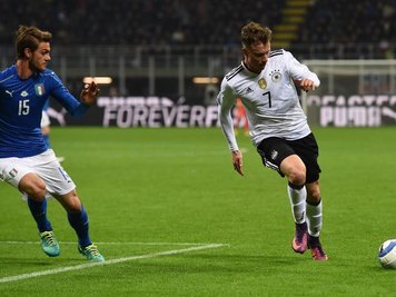 Yannick Gerhardt (r) gab sein Debüt in der DFB-Elf.