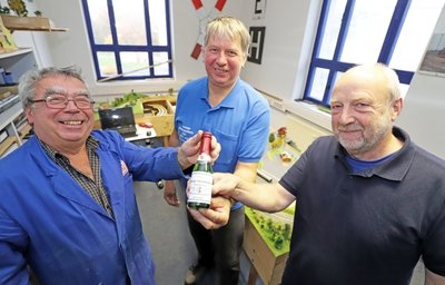 Jochen Winkler (l.) und Henry Müller (r.) übergeben den Staffelstab für die Organisation an Mike Grohmann. 