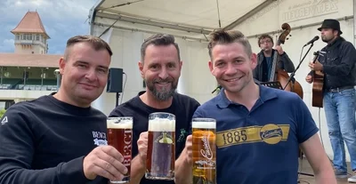 Michael Bergt, André Donath und Willy Stößer (v.l.) verwöhnen die Leipziger mit Chemnitzer Bier. 