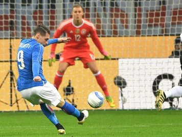 Andrea Belotti schießt auf das Tor von Bernd Leno.