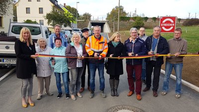 Eine große Sache war für Bürger in Herlasgrün die Freigabe der Bahnhofstraße. Dort war ein Abschnitt grundhaft erneuert worden.