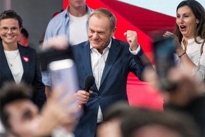 So hat sich wohl noch kein Oppositionsführer über einen 2. Platz gefreut: Donald Tusk am Wahlabend in Warschau im Kreise seiner Mitarbeiter und Anhänger. 