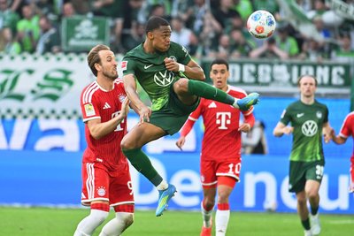 Voller Einsatz: Wolfsburgs Jeanuël Belocian ist vor Harry Kane von Bayern München am Ball.