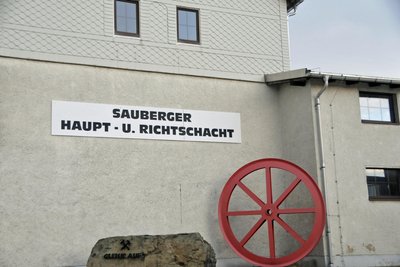 In der Sauberg-Klause liest Anett Steiner aus „Moorgold“, einem Krimi, der mit Sagen und Mythen der Region verbunden ist.