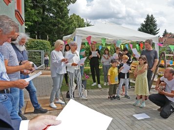 Auf der Feier anlässlich der Fertigstellung des Projektes singen Kinder, Mitarbeiter und Gäste gemeinsam das Lied vom kleinen grünen Kaktus.